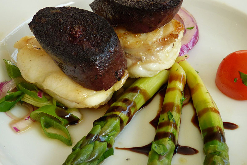 Blood sausage with asparagus